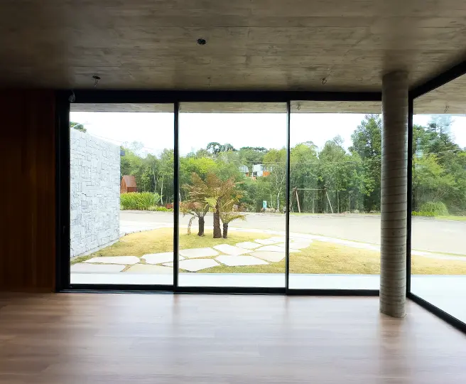 Portas da linha SF76 conectando sala e jardim